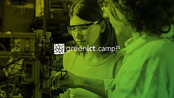 Zwei Personen arbeiten zusammen an einem technischen Gerät. Die junge Frau trägt eine Schutzbrille und fokussiert sich auf ihre Aufgabe, während die andere Person sie anleitet. Im Hintergrund sind technische Geräte und Kabel sichtbar. Das Logo "greenict.camp25" ist prominent platziert.