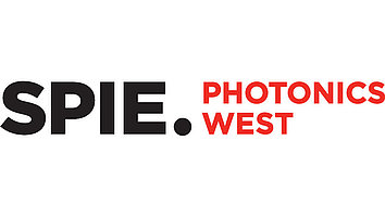 Logo der Veranstaltung "SPIE Photonics West", wobei "SPIE" in Schwarz und "PHOTONICS WEST" in Rot dargestellt ist. 