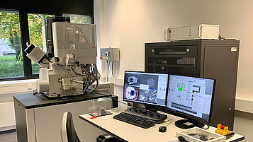 Picture showing the Helios 5 UX dual beam system at FBH.