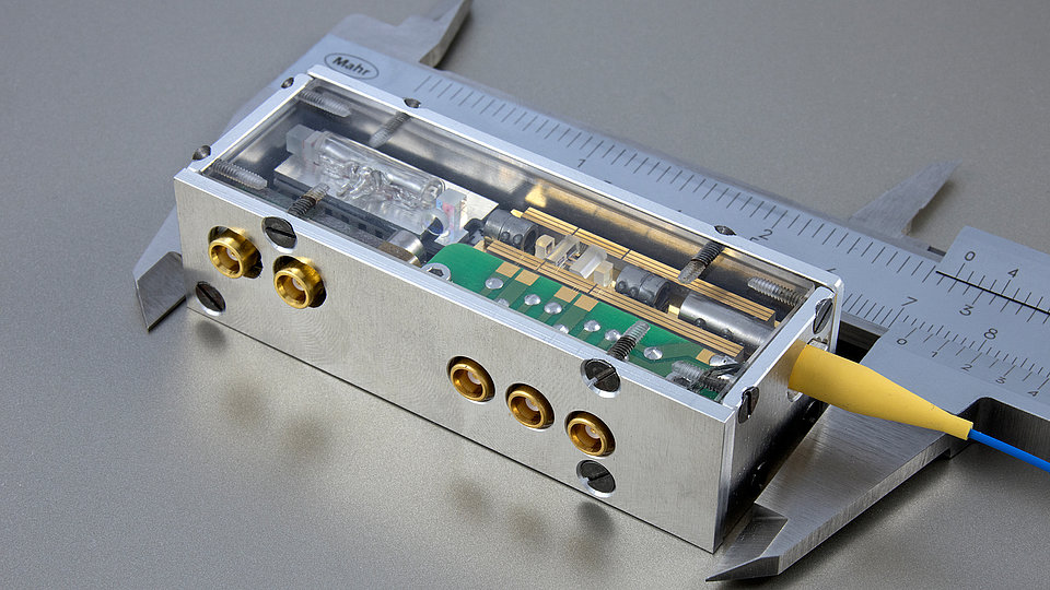 Optical frequency reference module 