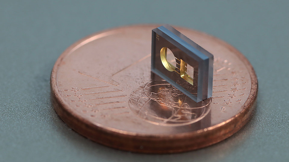 Example of a MEMS vapor cell processed at FBH by deep reactive-ion etching.