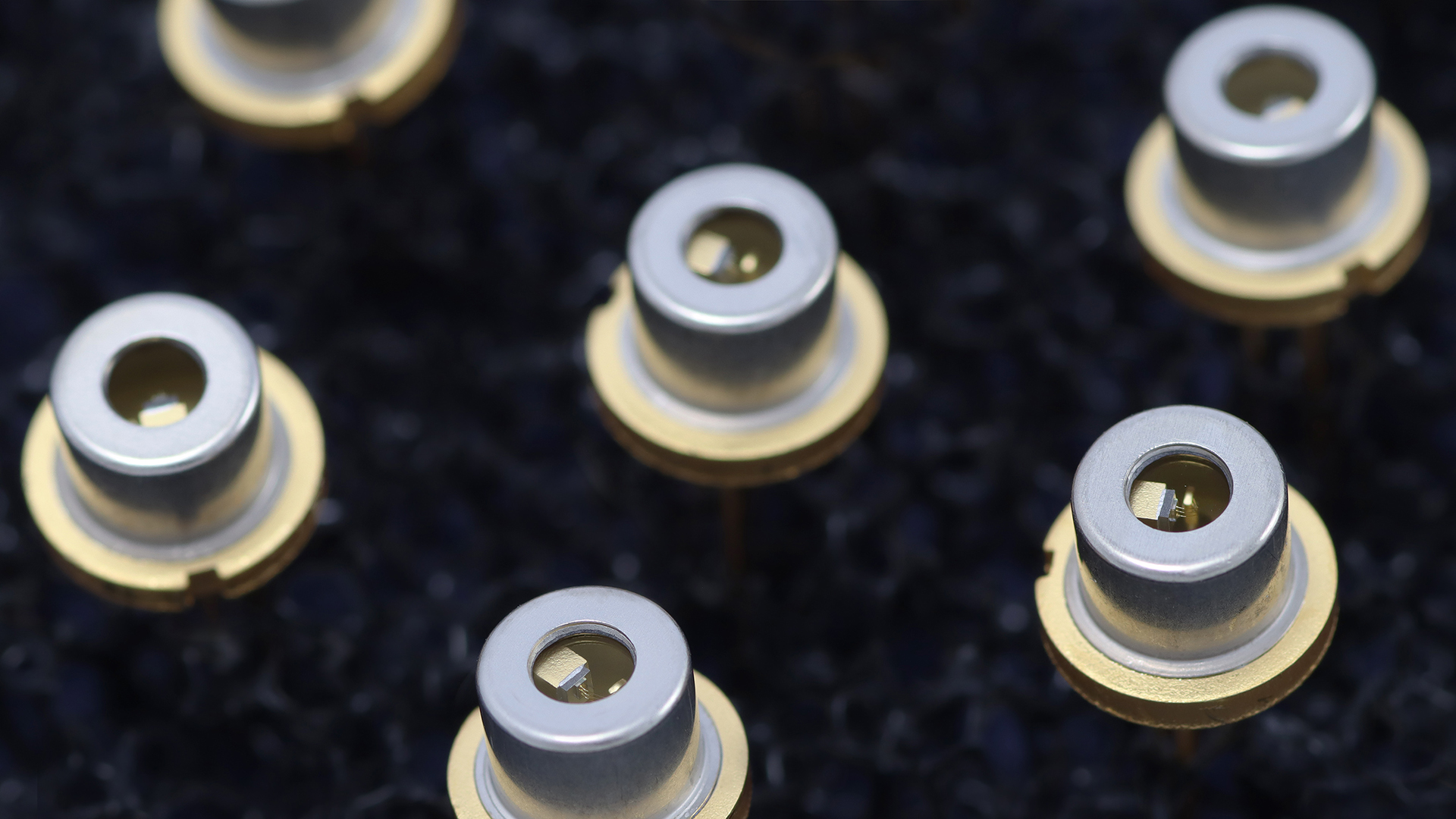 Hermetic and reliable packaging of singleemitter laser diode chips in