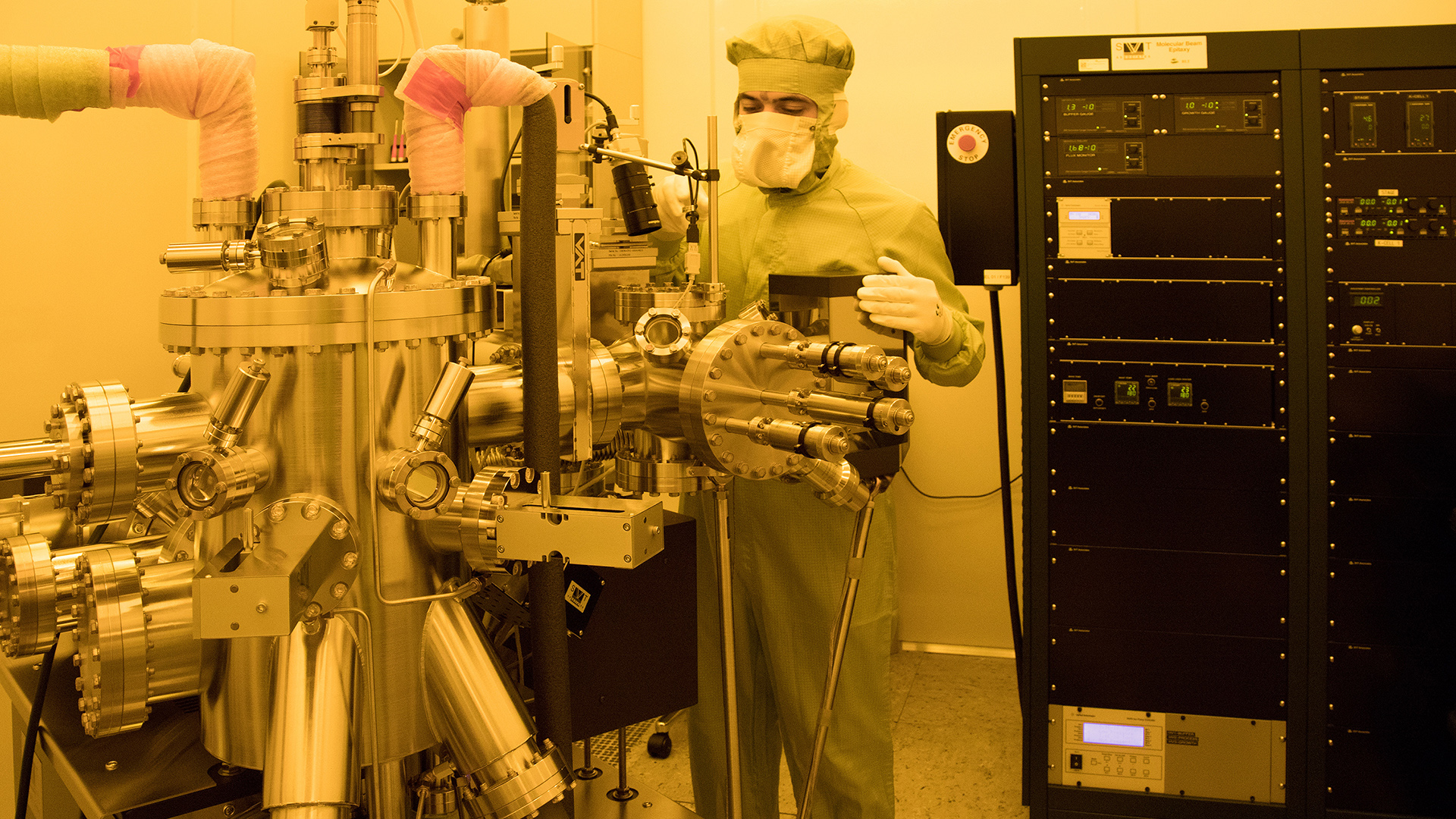 High output power and reliability due to improved laser facet stability